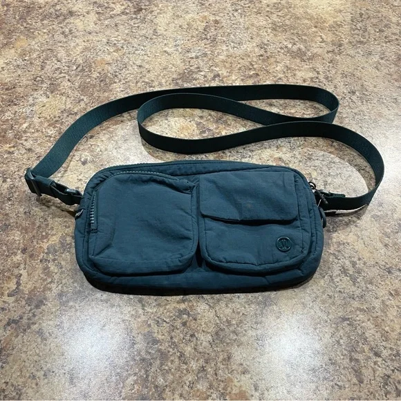 Lululemon Multi-Pocket Crossbody Bag 2.5L - Teal - Picture 1 of 12
